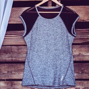 Reebok Work Out Top Gray Semi Sleeve Size M (C7)